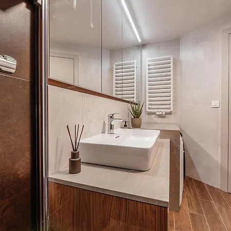 Premium Suite, River & Old Town View,free Parking 아파트 *