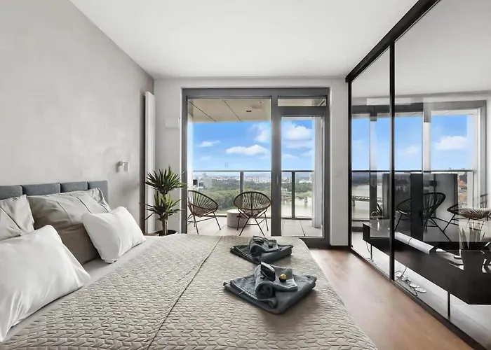 Premium Suite, River & Old Town View,free Parking شقة