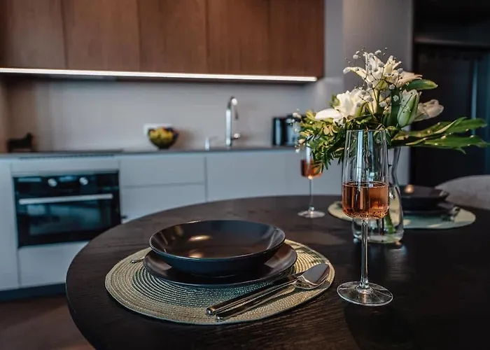 Premium Suite, River & Old Town View,free Parking شقة *