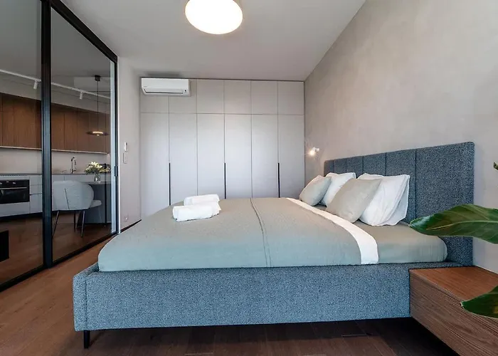 Premium Suite, River & Old Town View,free Parking شقة