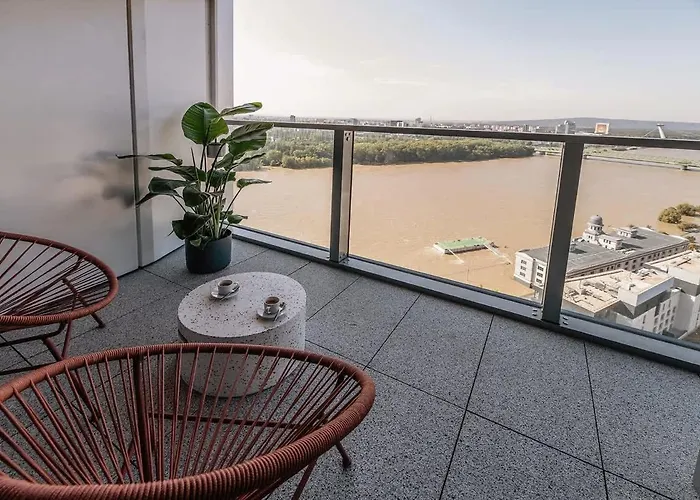 Premium Suite, River & Old Town View,free Parking شقة *