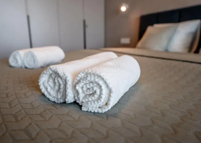 Premium Suite, River & Old Town View,free Parking شقة *