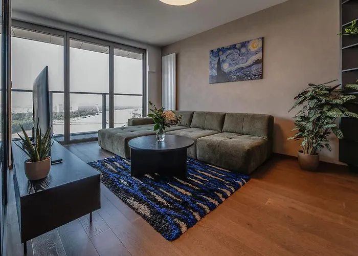 Premium Suite, River & Old Town View,free Parking شقة *